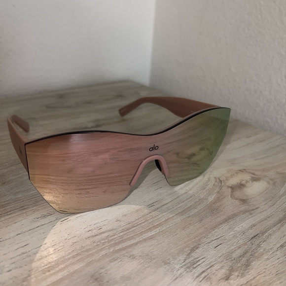 ALO Yoga Stunner Sunglasses-Pink Mirror/Black - Picture 3 of 7